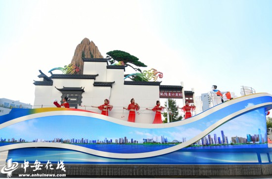 “美好安徽”彩車：展現(xiàn)多姿多彩的徽風皖韻，奏響爭當改革先鋒的時代強音
